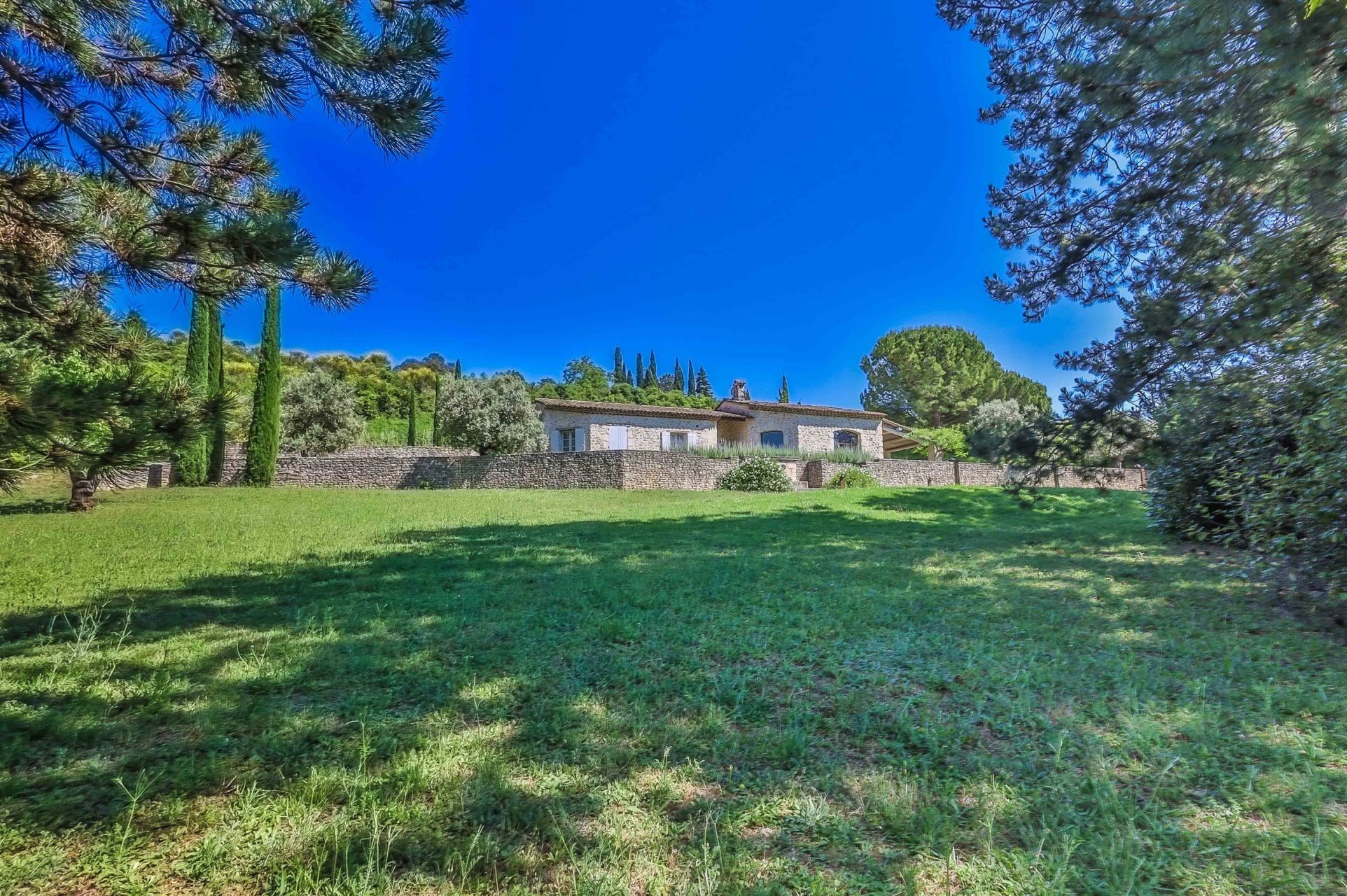 luxury house 6 Rooms for sale on APT (84400)
