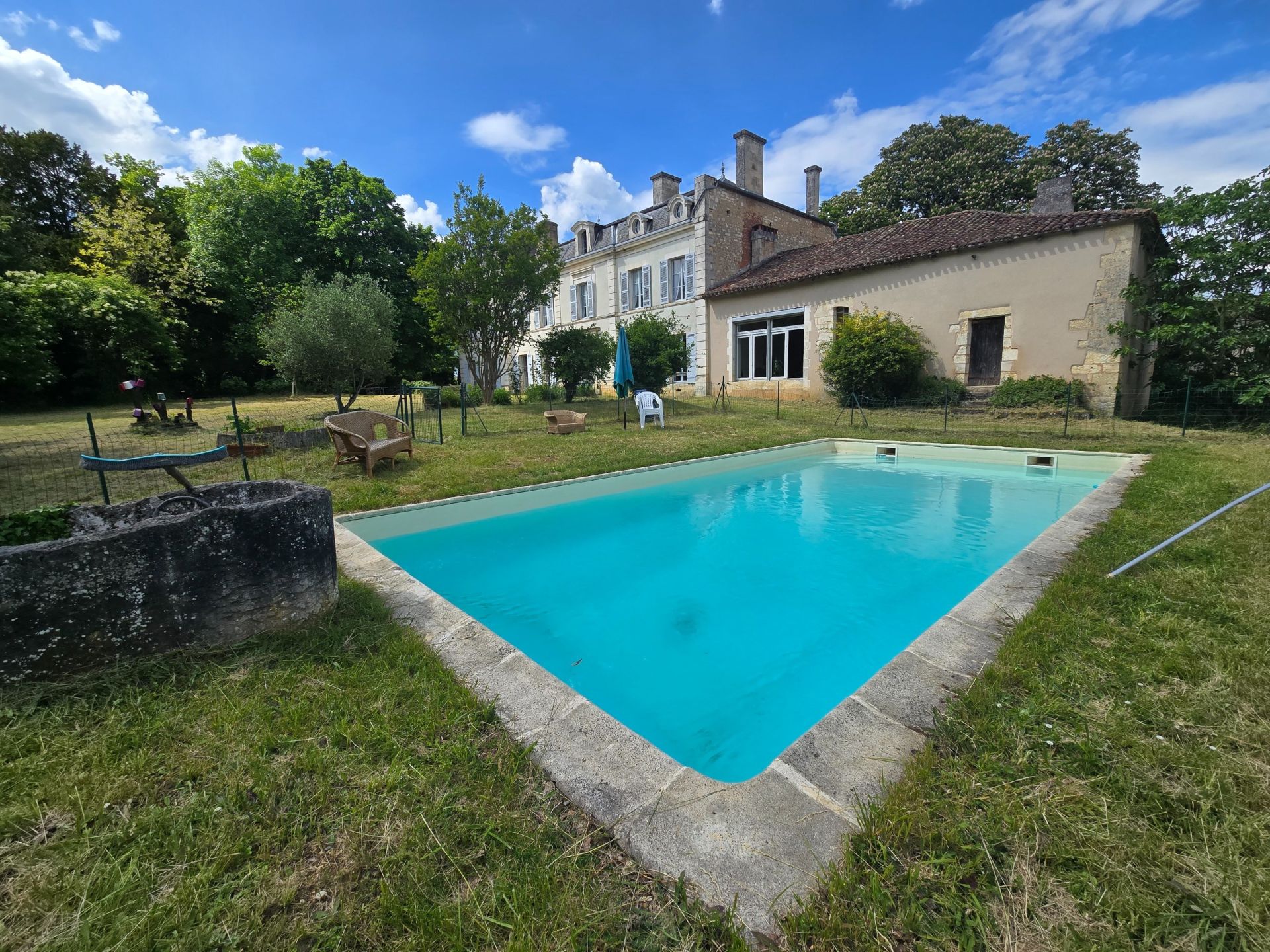 luxury house 20 Rooms for sale on PERIGUEUX (24000)