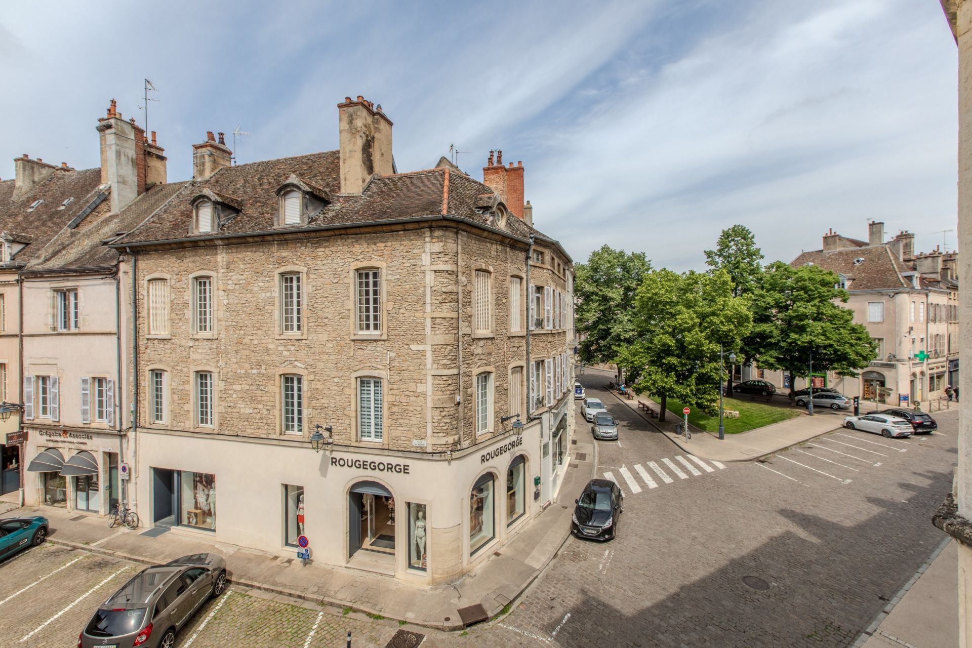 luxury apartment 4 Rooms for sale on BEAUNE (21200)