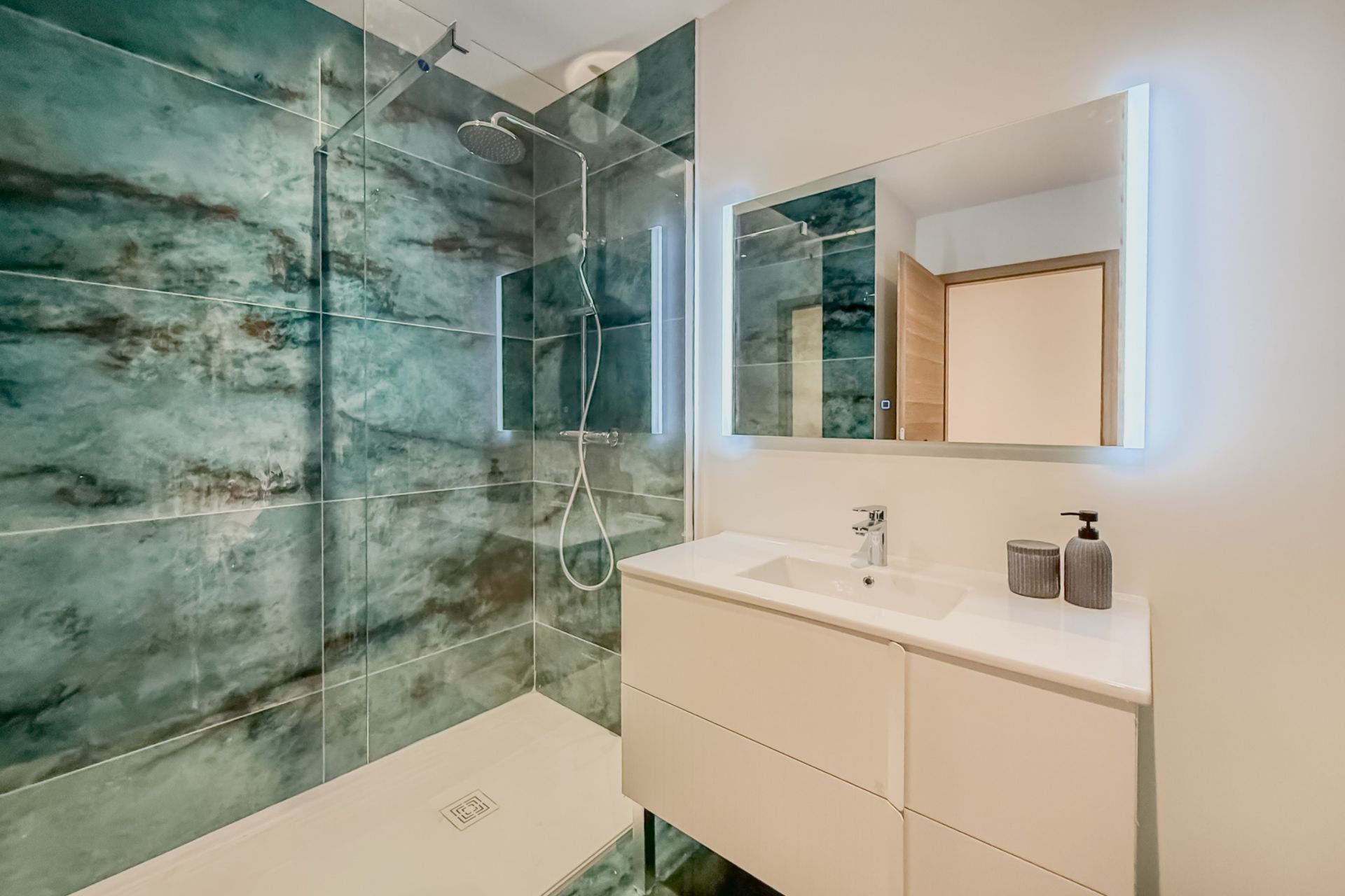 luxury apartment 4 Rooms for sale on BEAUNE (21200)