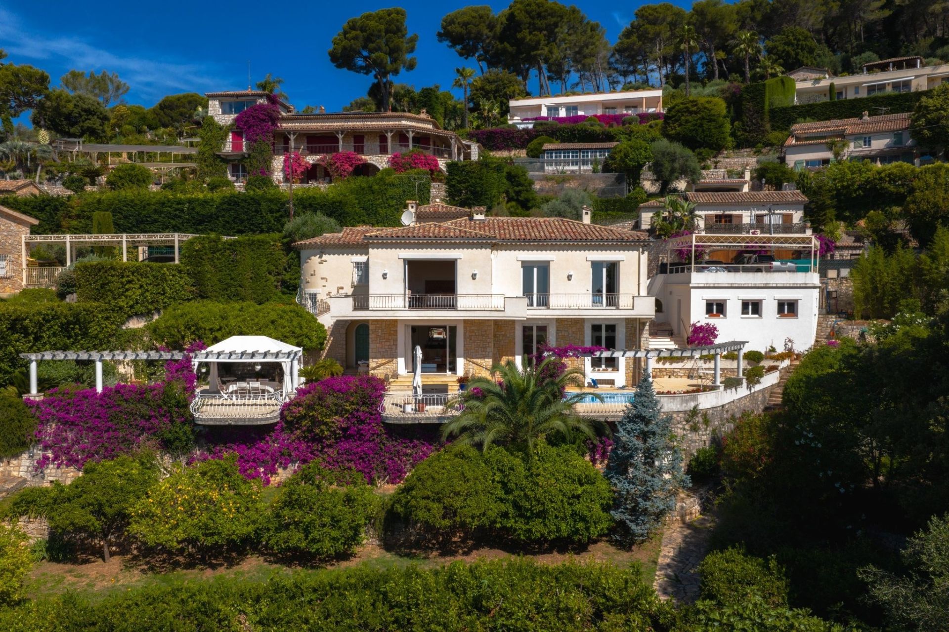 luxury villa 6 Rooms for sale on VALLAURIS (06220)