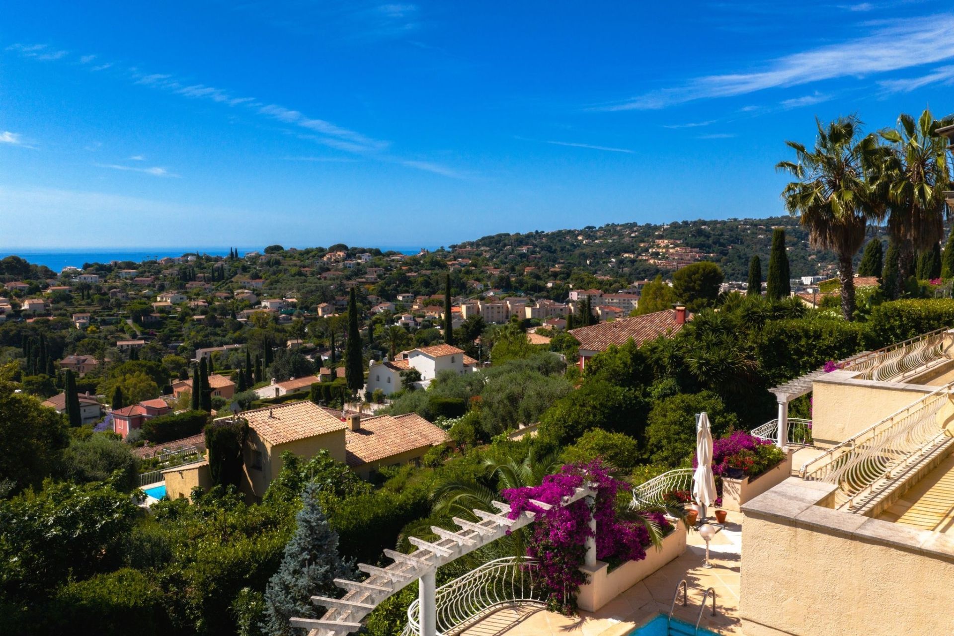 luxury villa 6 Rooms for sale on VALLAURIS (06220)