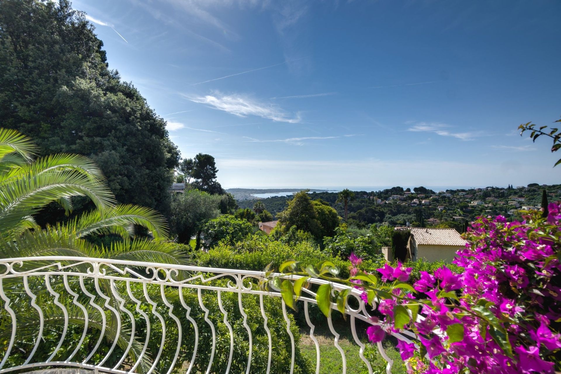 luxury villa 6 Rooms for sale on VALLAURIS (06220)