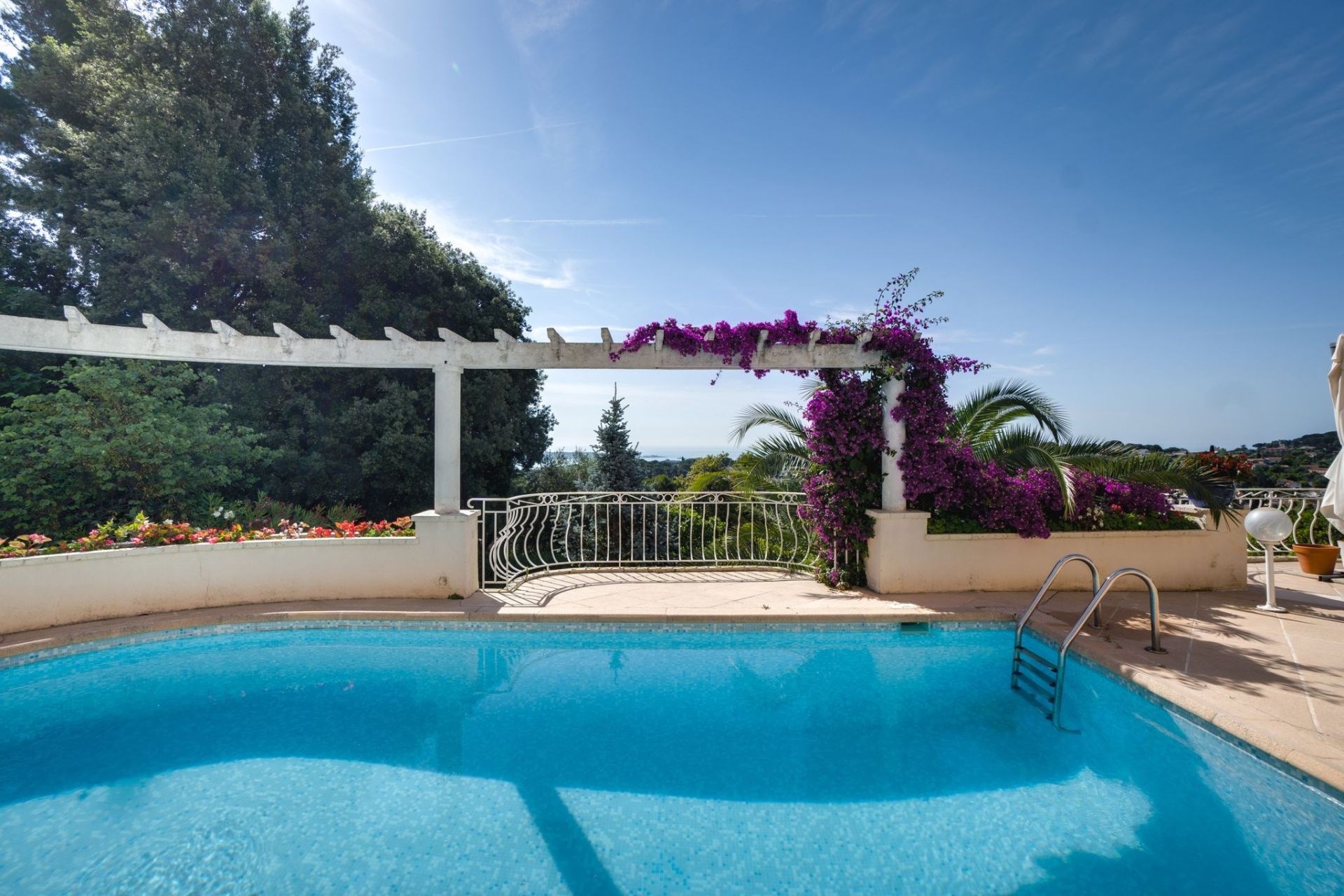 luxury villa 6 Rooms for sale on VALLAURIS (06220)