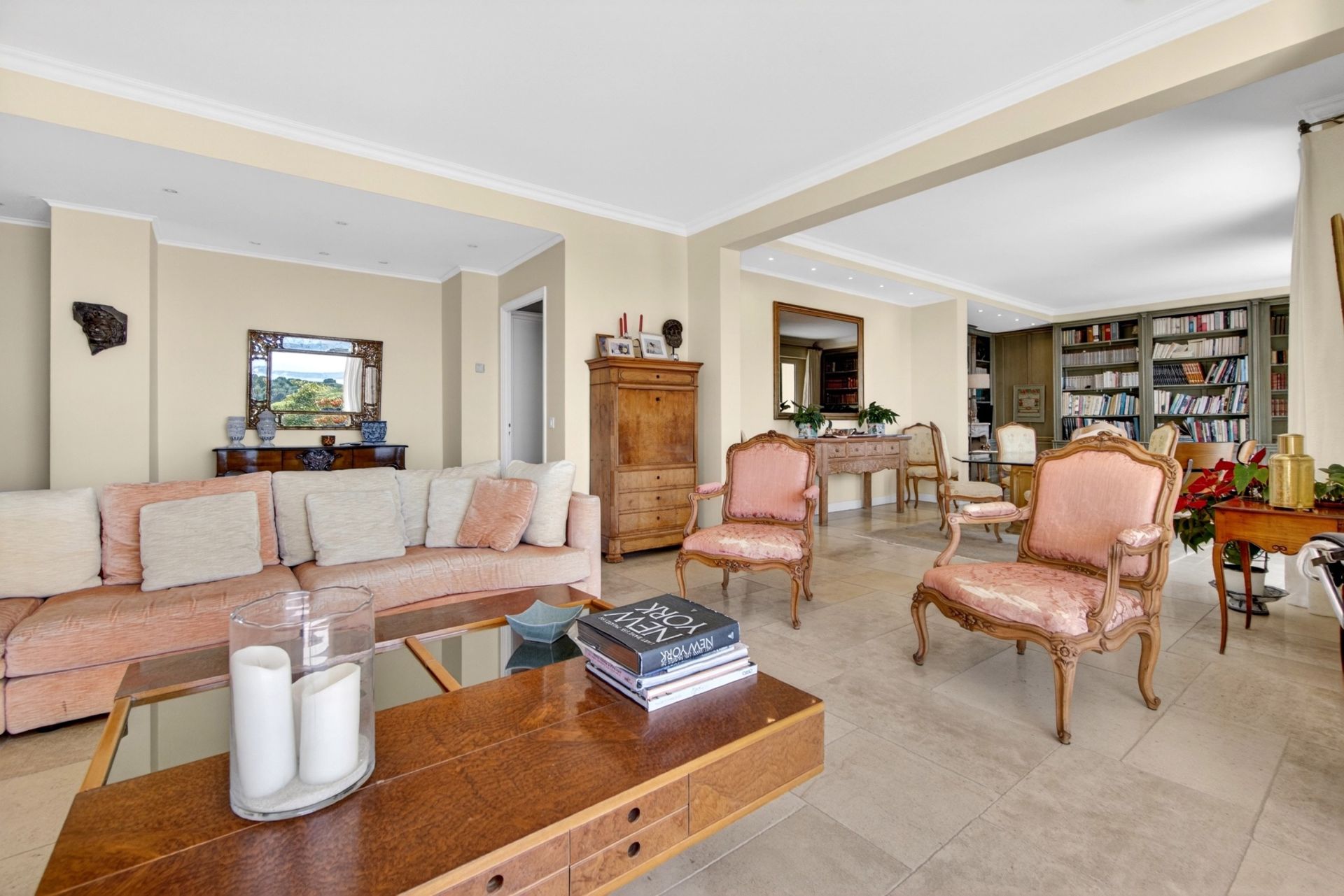 luxury villa 6 Rooms for sale on VALLAURIS (06220)