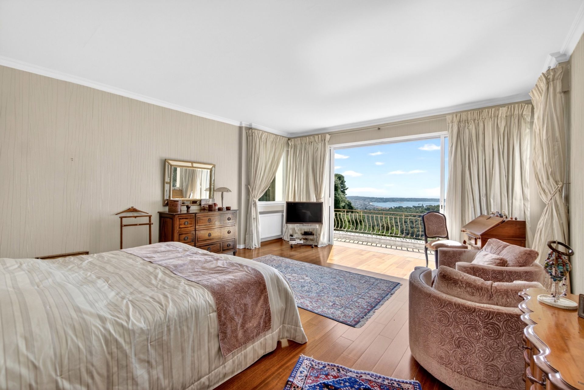luxury villa 6 Rooms for sale on VALLAURIS (06220)