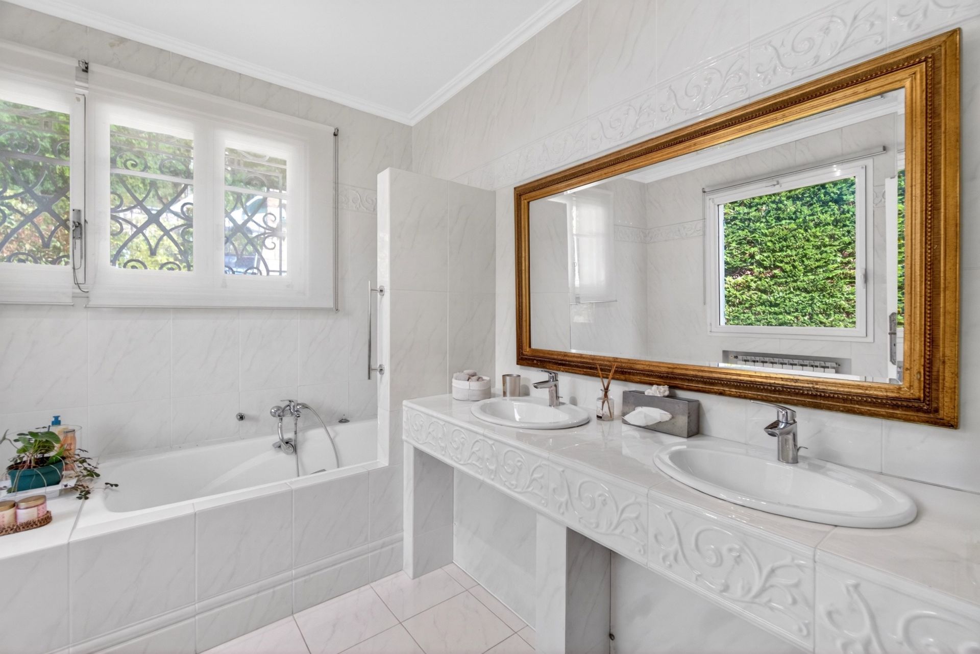 luxury villa 6 Rooms for sale on VALLAURIS (06220)