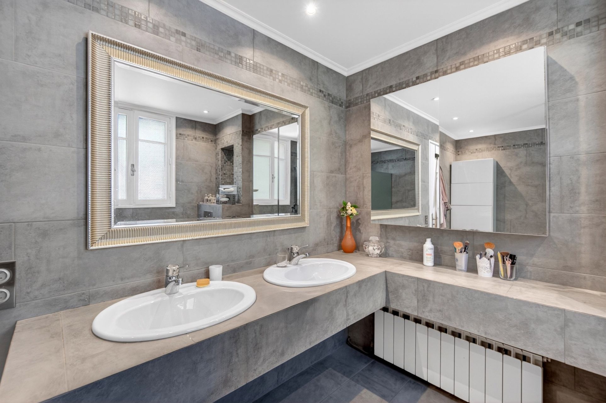 luxury villa 6 Rooms for sale on VALLAURIS (06220)