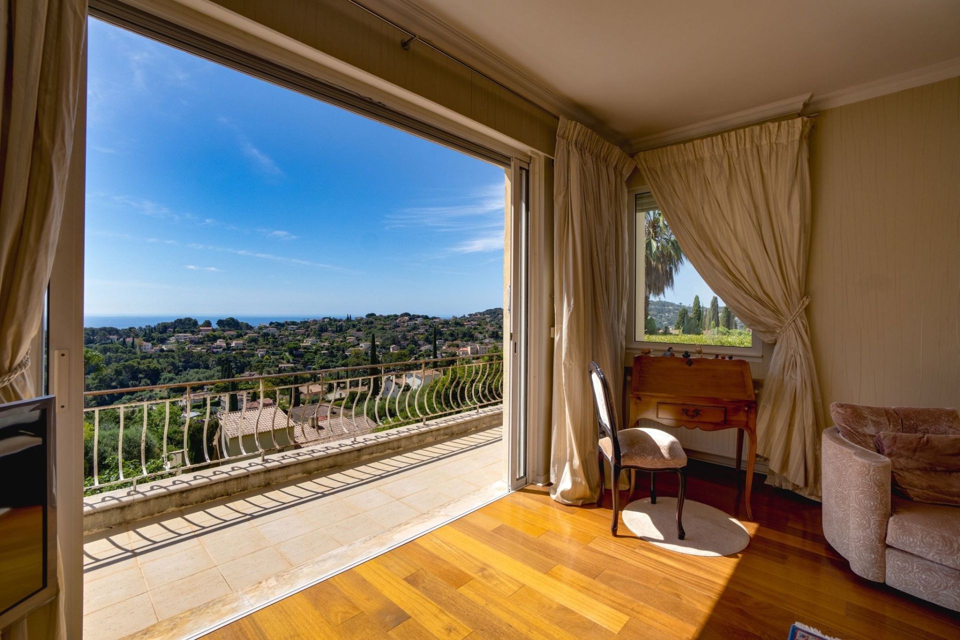 luxury villa 6 Rooms for sale on VALLAURIS (06220)