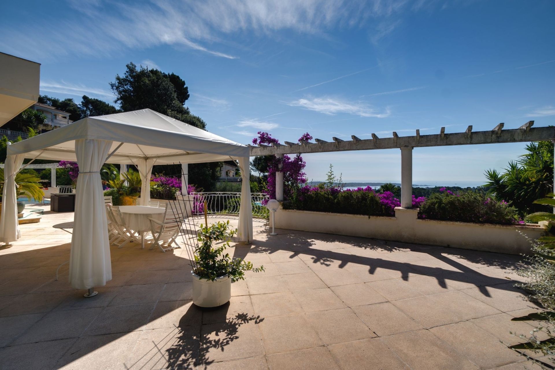 luxury villa 6 Rooms for sale on VALLAURIS (06220)
