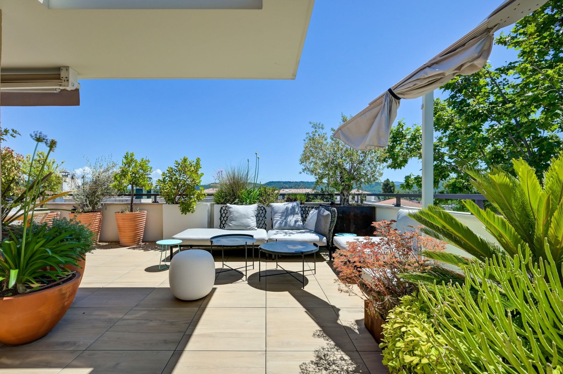 luxury apartment 5 Rooms for sale on AIX EN PROVENCE (13100)