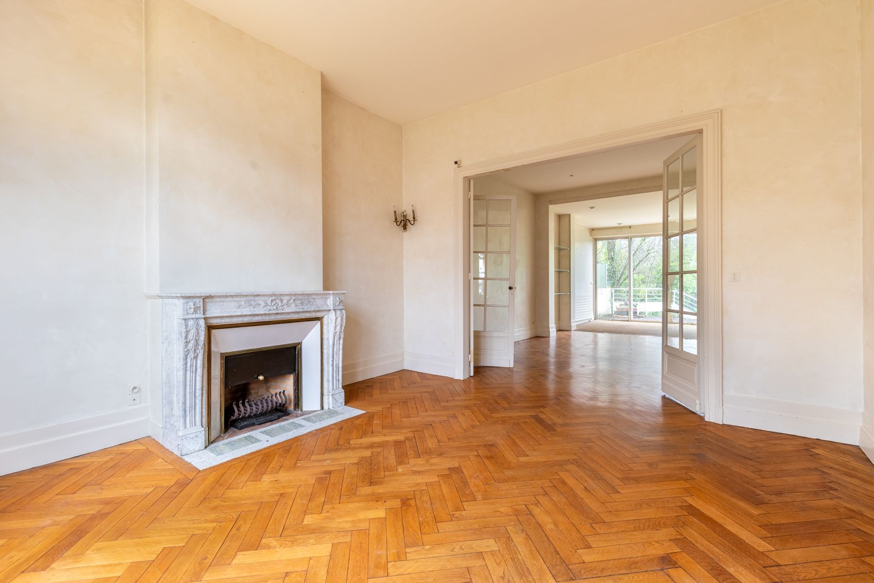 luxury house 10 Rooms for sale on BORDEAUX (33000)