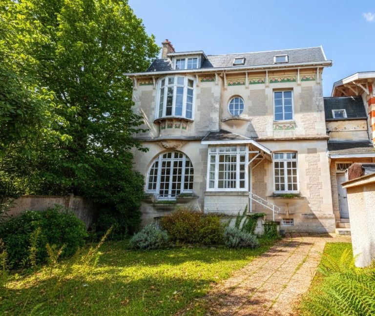 luxury house 10 Rooms for sale on BORDEAUX (33000)