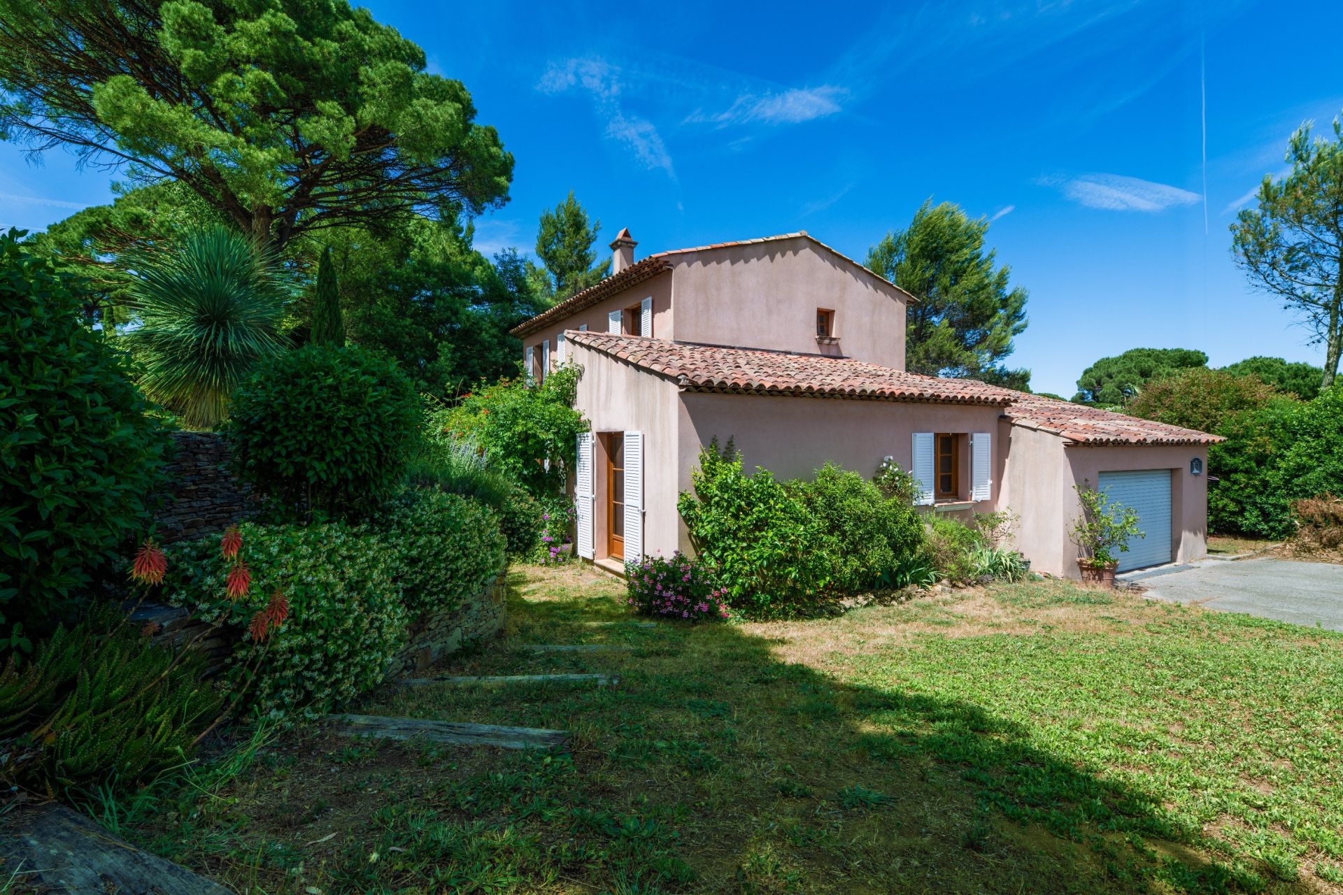 luxury provencale house 6 Rooms for sale on GASSIN (83580)
