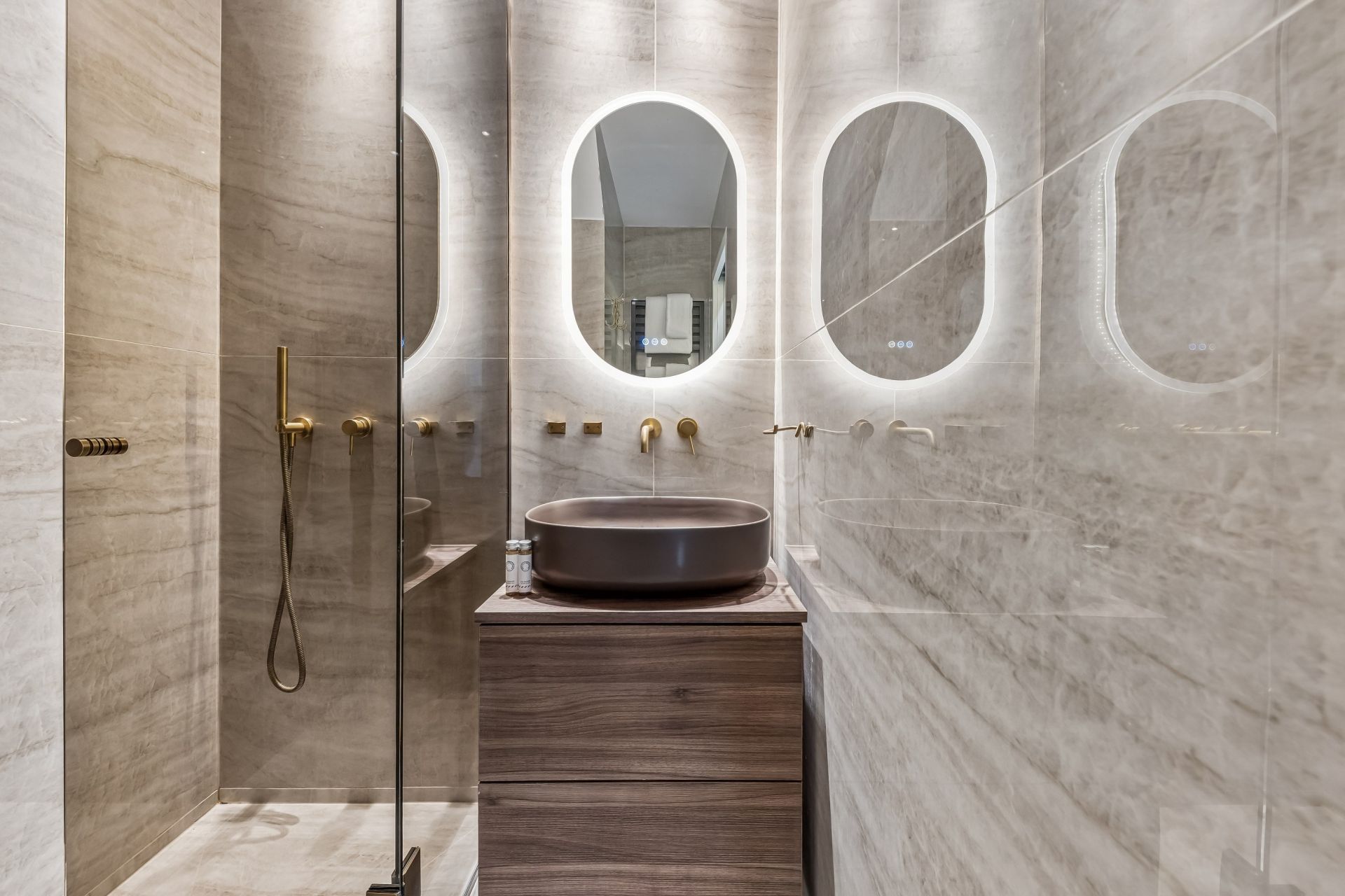 luxury apartment 5 Rooms for sale on PARIS (75018)