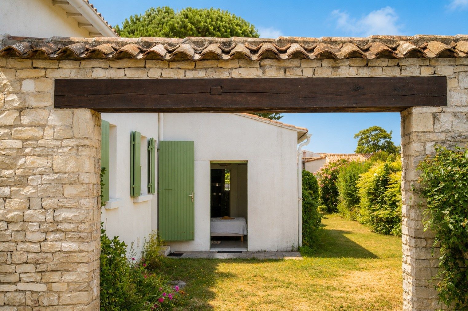 luxury house 5 Rooms for sale on LOIX (17111)