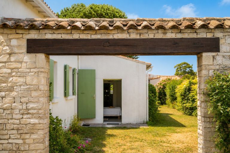 luxury house 5 Rooms for sale on LOIX (17111)