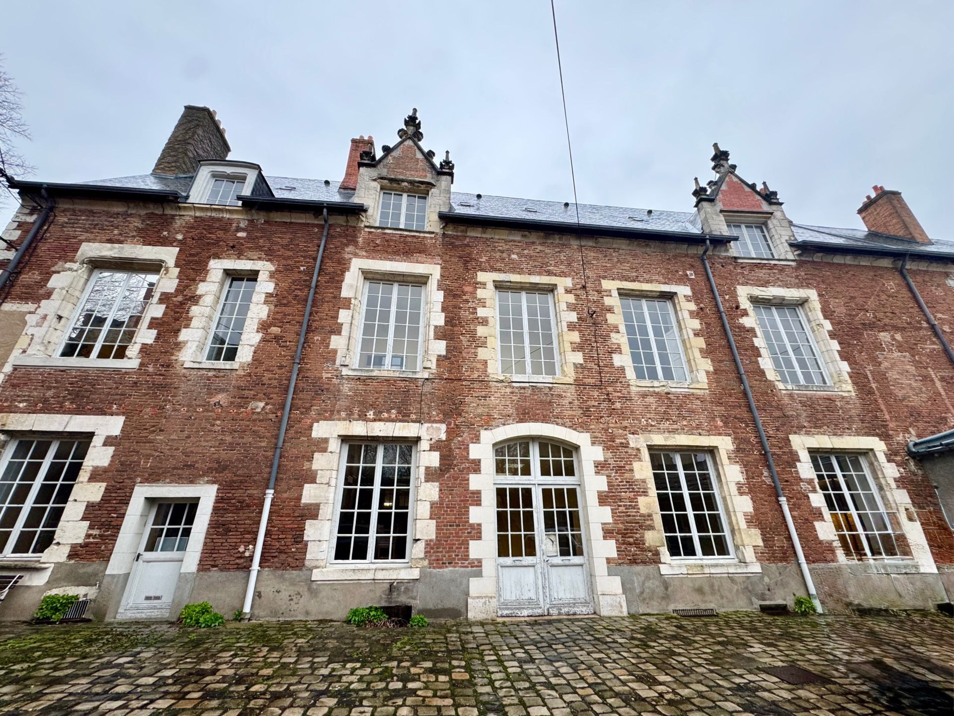 luxury house 20 Rooms for sale on ORLEANS (45000)