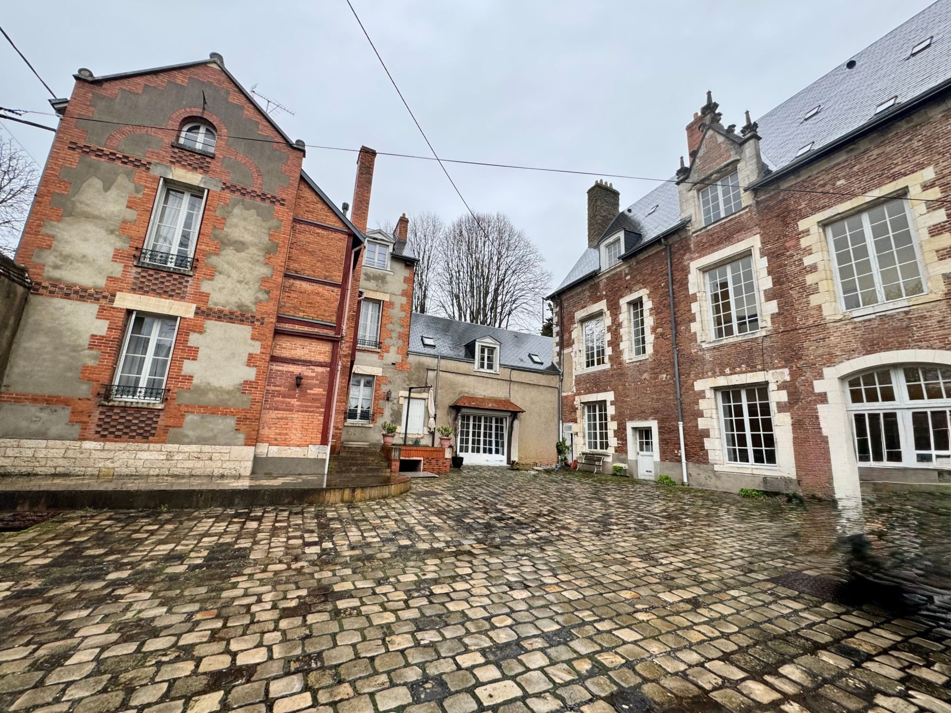 luxury house 20 Rooms for sale on ORLEANS (45000)