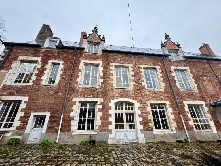 luxury house 20 Rooms for sale on ORLEANS (45000)