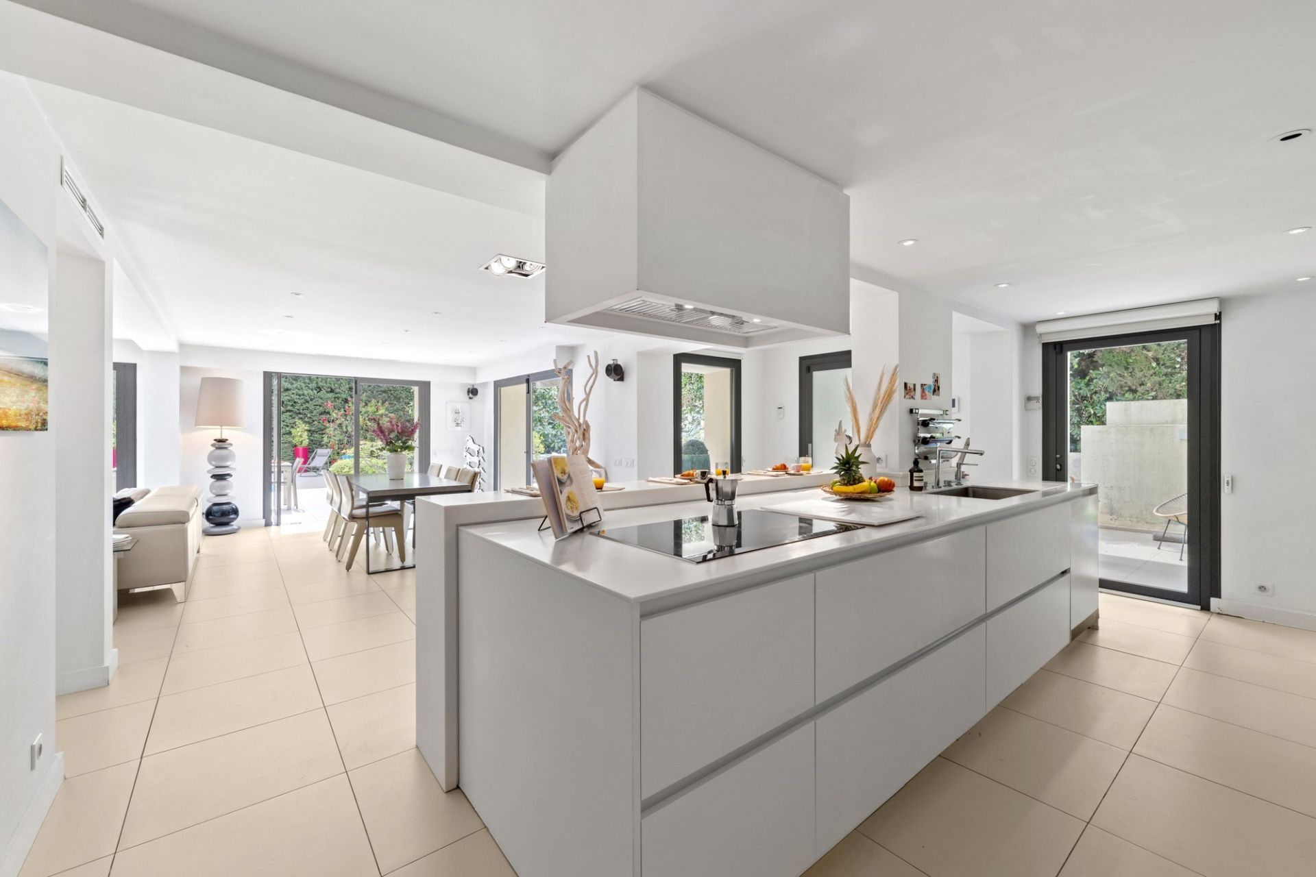 luxury villa 5 Rooms for sale on NICE (06000)