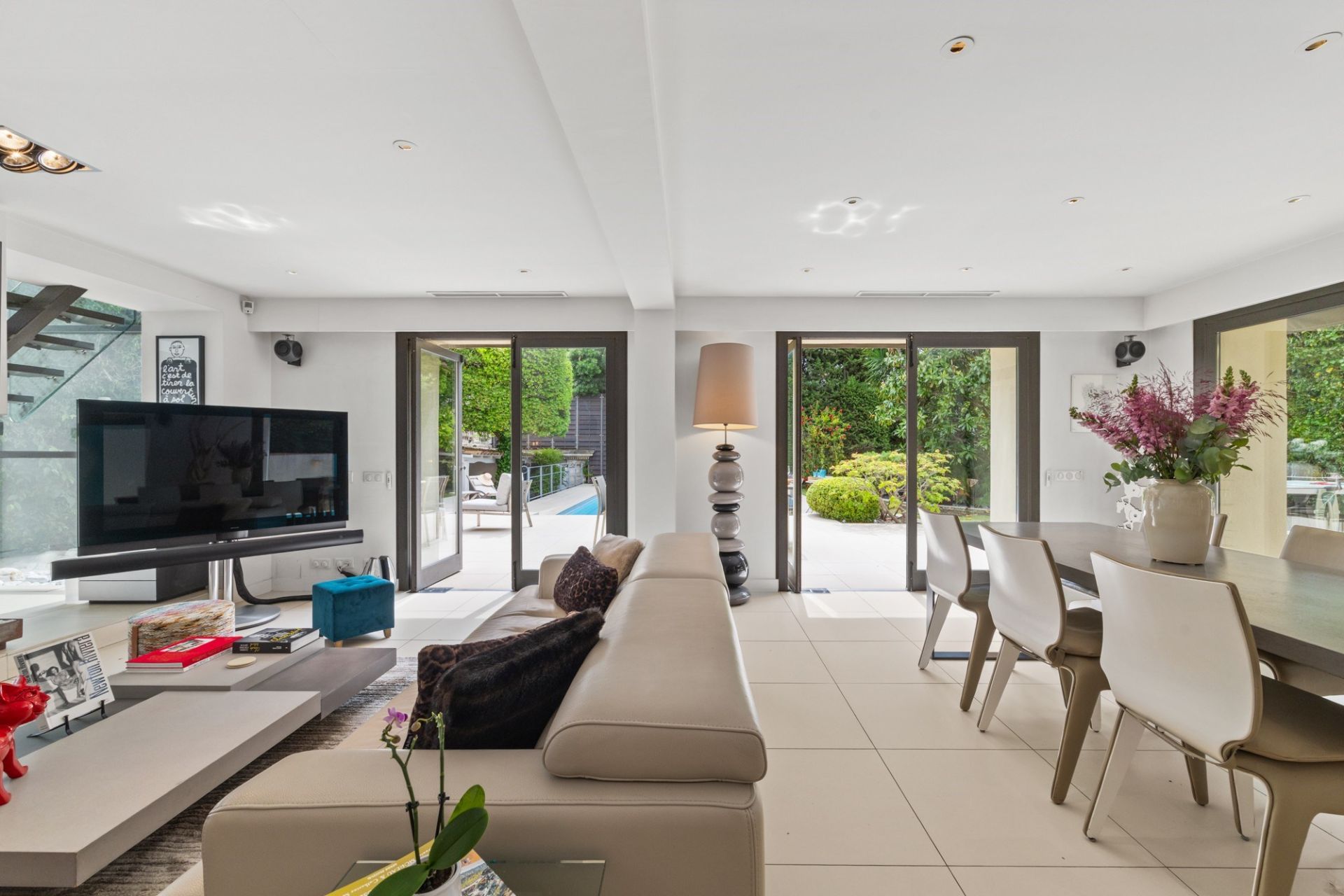 luxury villa 5 Rooms for sale on NICE (06000)