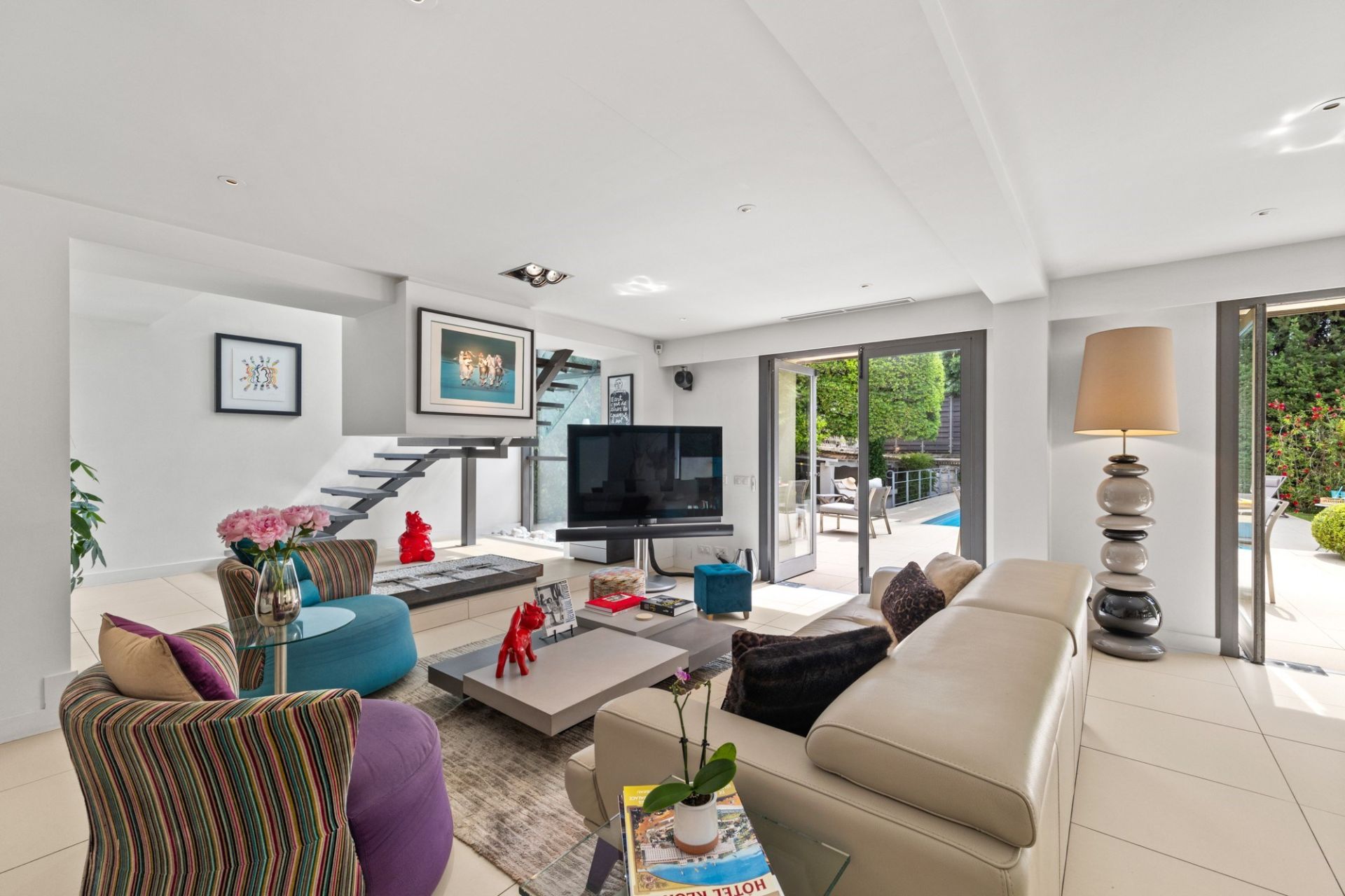 luxury villa 5 Rooms for sale on NICE (06000)