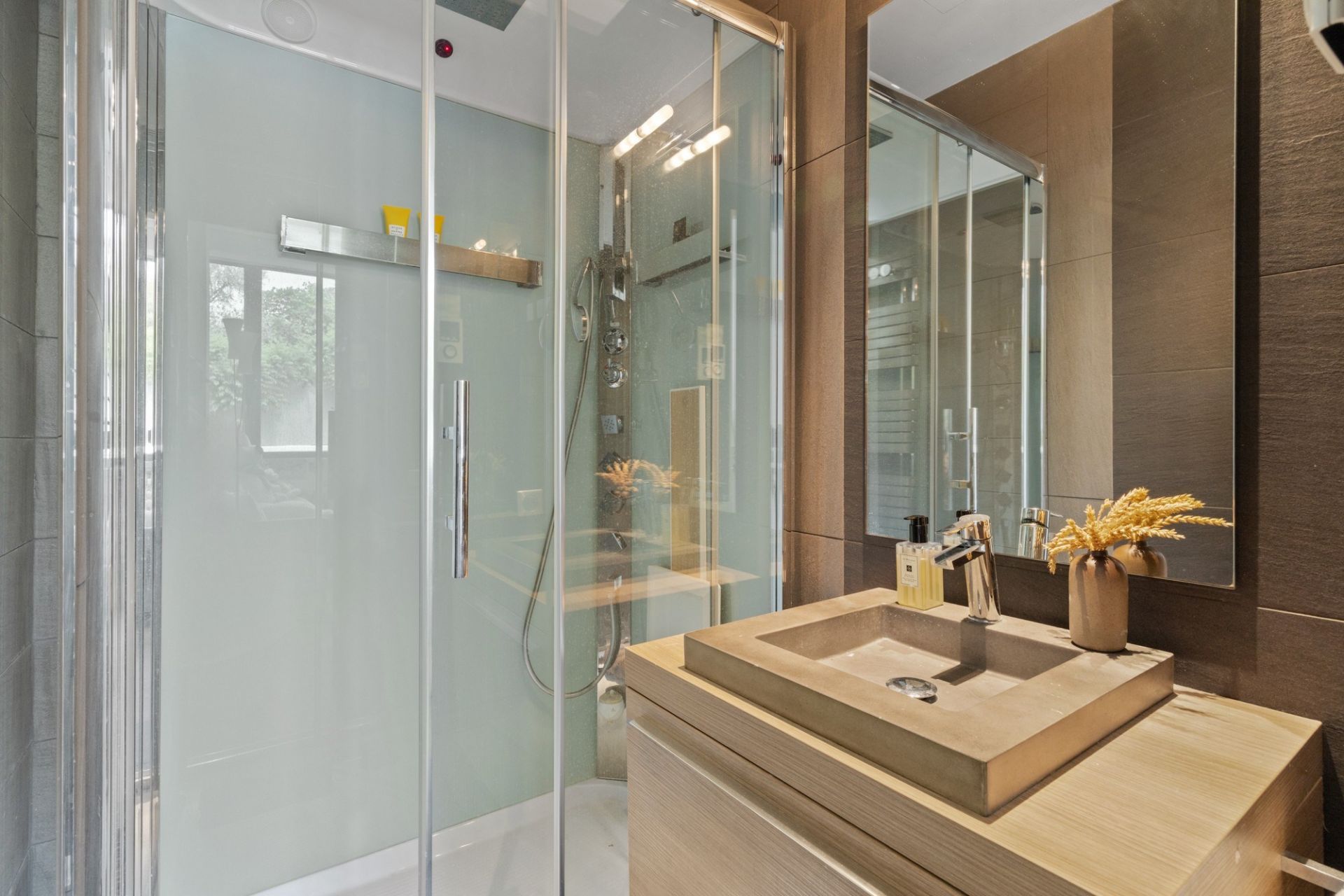 luxury villa 5 Rooms for sale on NICE (06000)