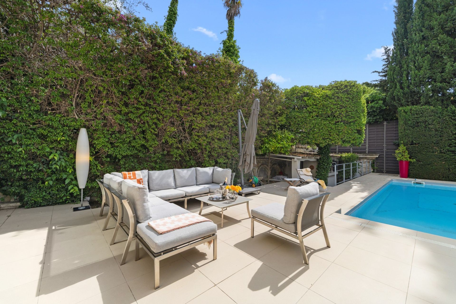 luxury villa 5 Rooms for sale on NICE (06000)