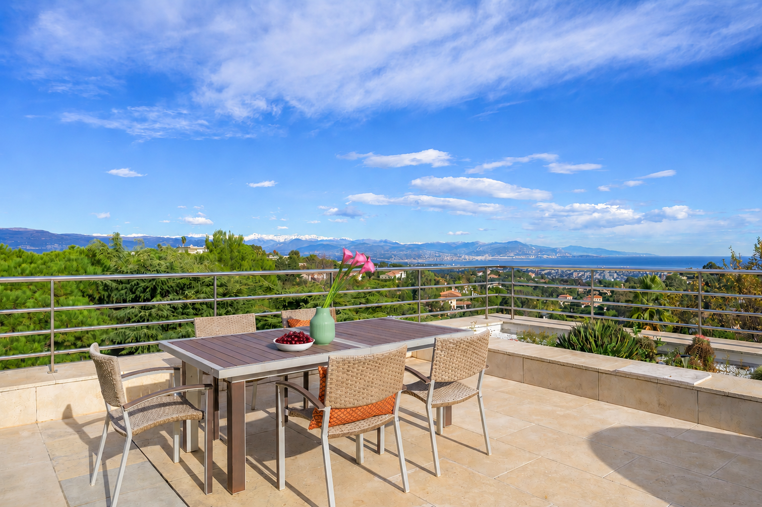 luxury villa 7 Rooms for sale on VALLAURIS (06220)