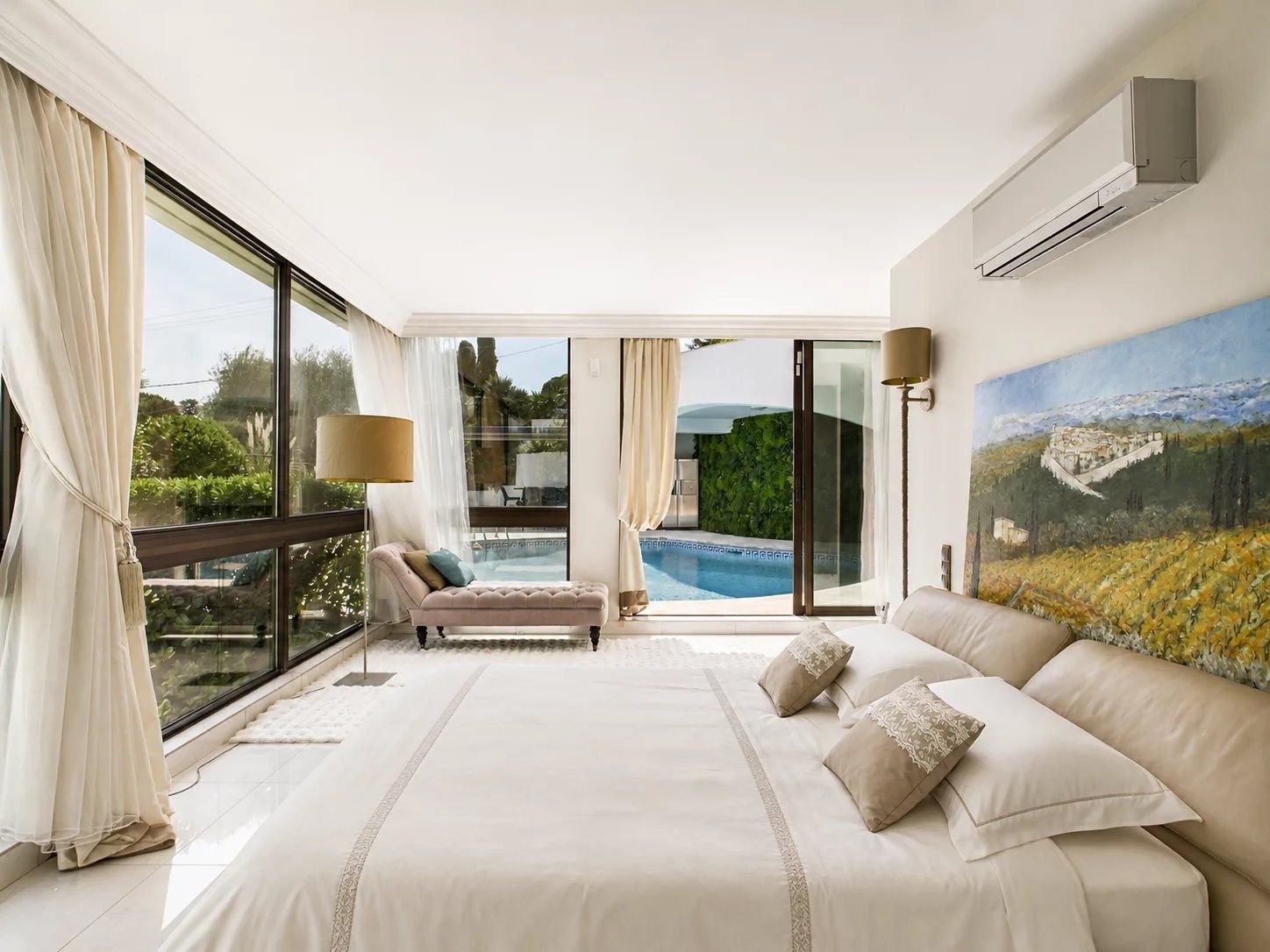 luxury villa 7 Rooms for sale on VALLAURIS (06220)