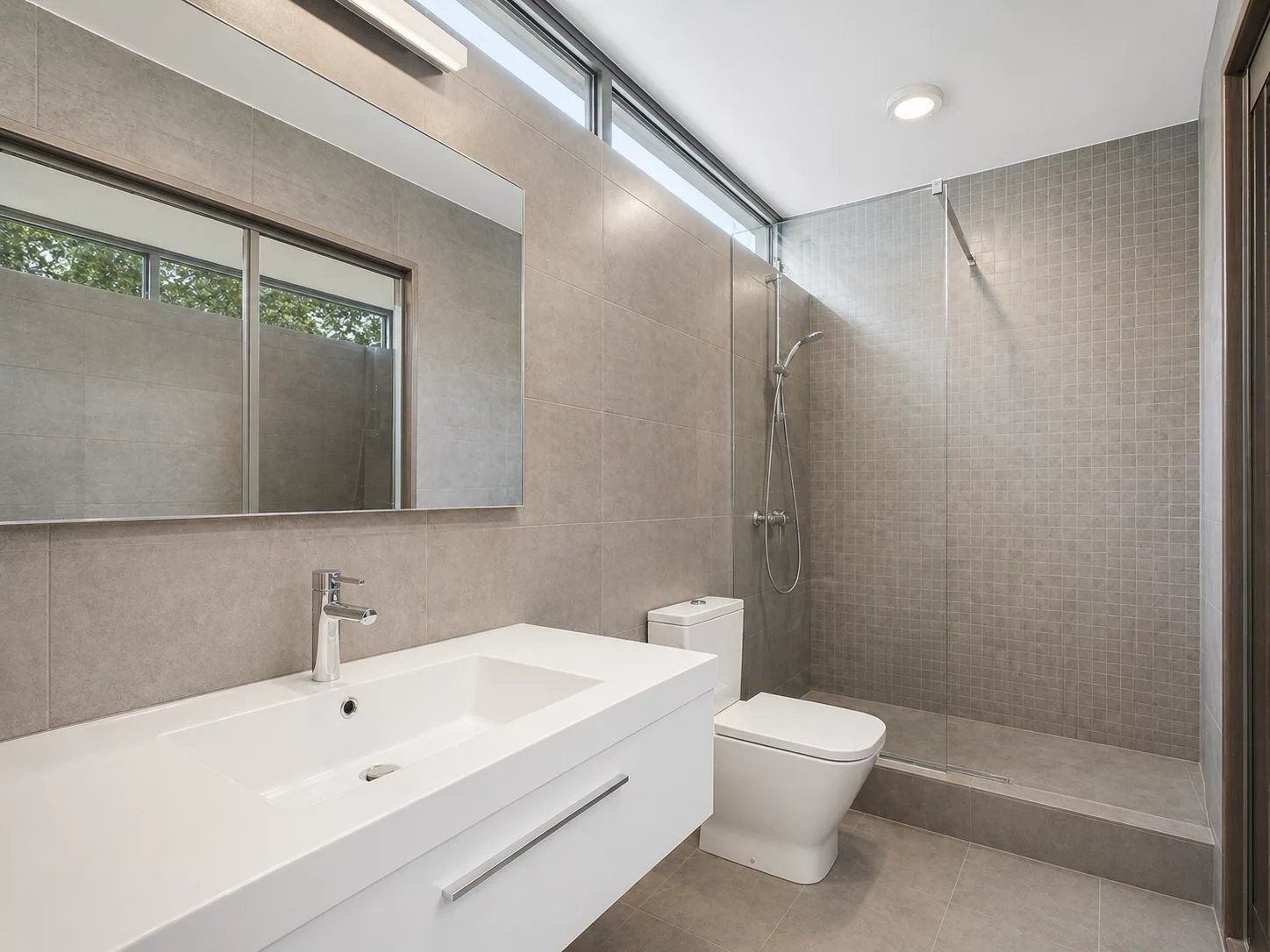 luxury villa 7 Rooms for sale on VALLAURIS (06220)