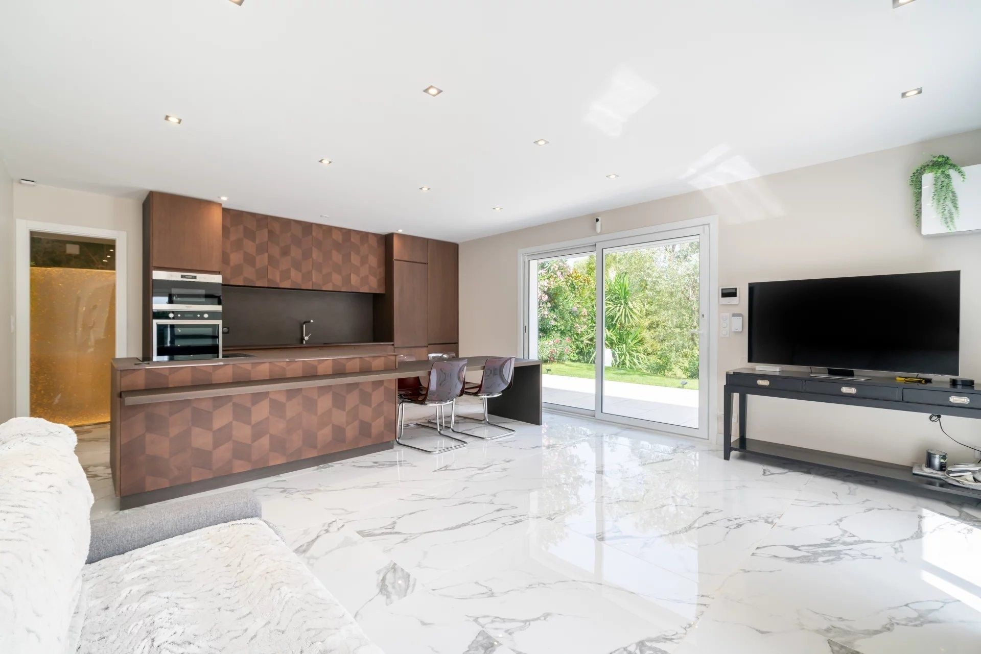 luxury villa 7 Rooms for sale on VALLAURIS (06220)