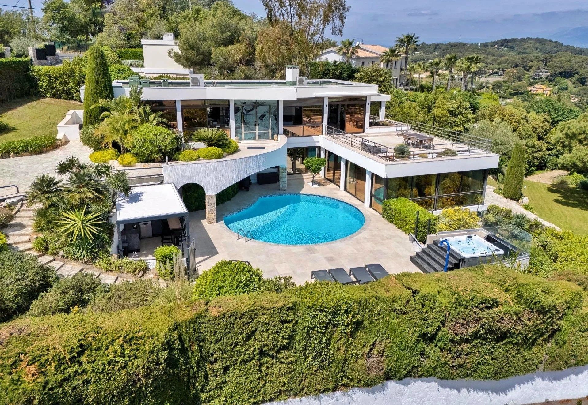 luxury villa 7 Rooms for sale on VALLAURIS (06220)