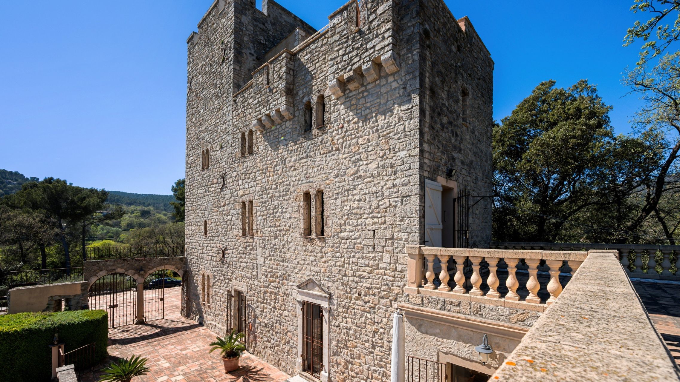 luxury property 7 Rooms for sale on FIGANIERES (83830)