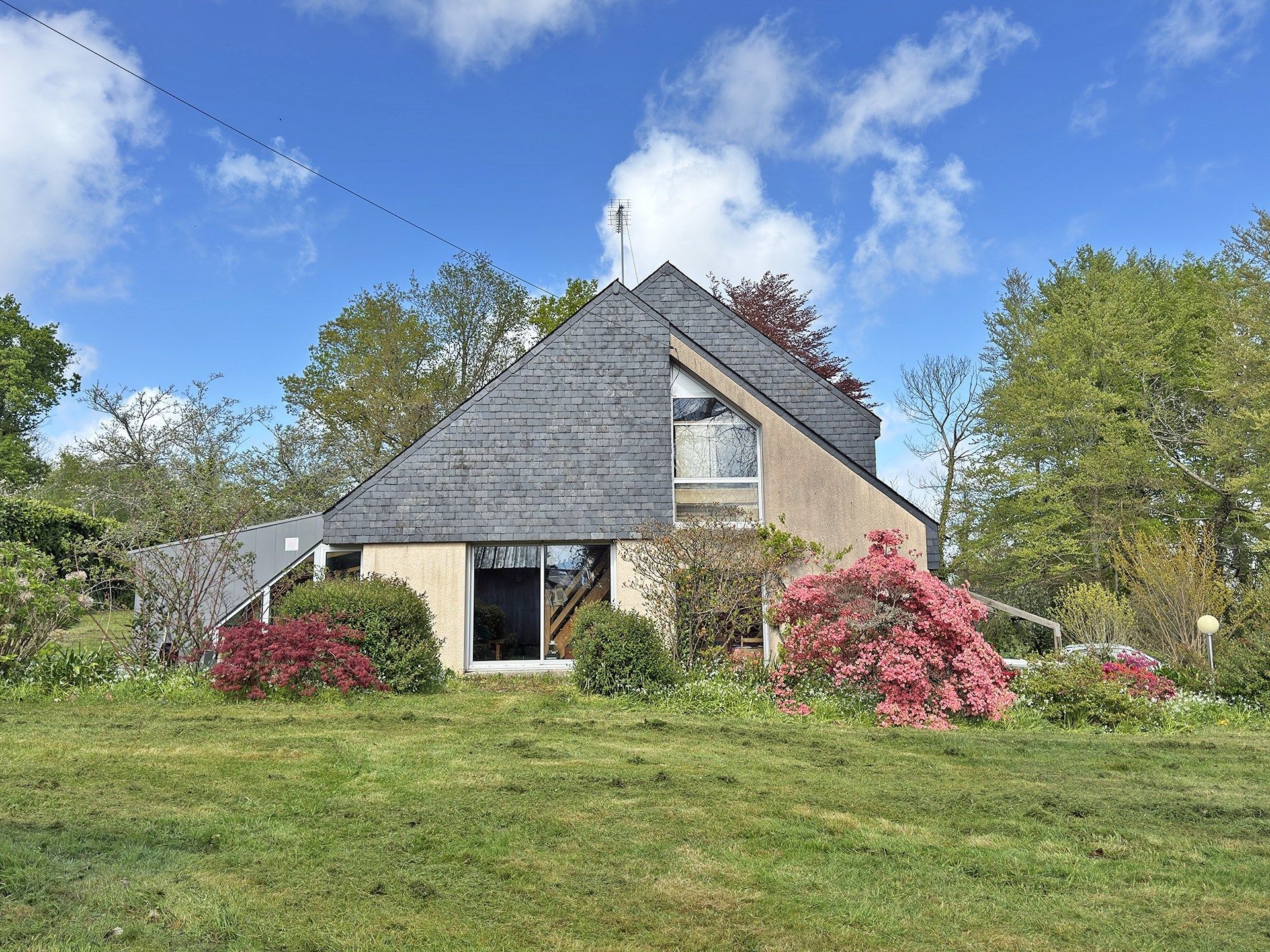 luxury house 10 Rooms for sale on QUIMPER (29000)