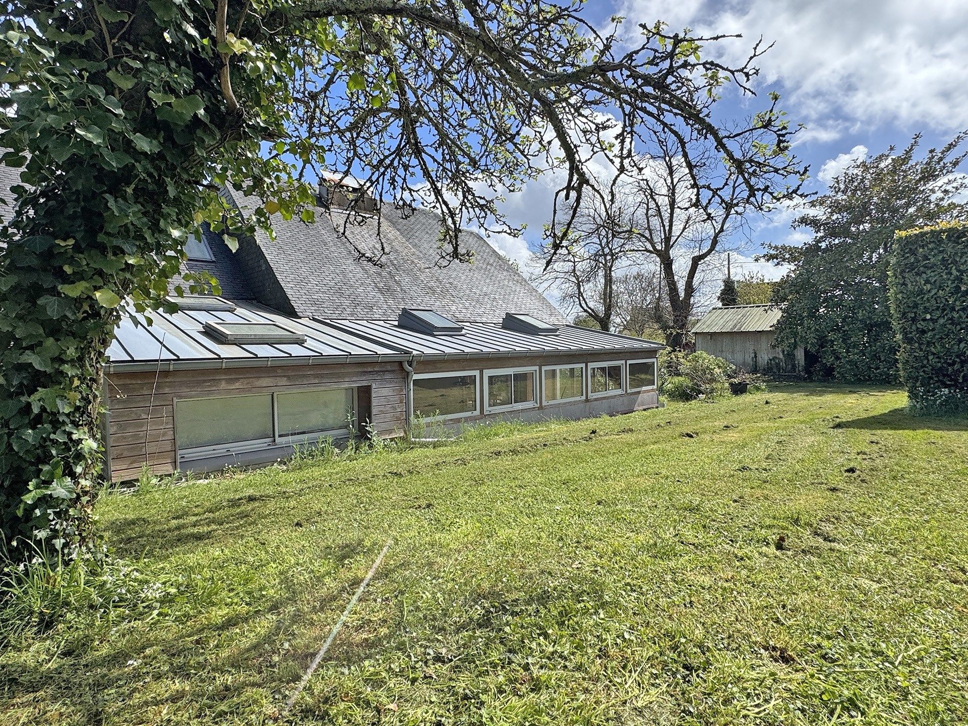 luxury house 10 Rooms for sale on QUIMPER (29000)