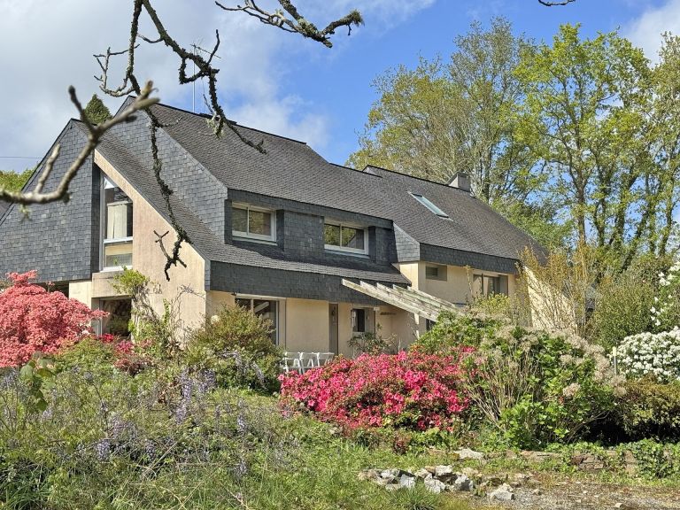 luxury house 10 Rooms for sale on QUIMPER (29000)