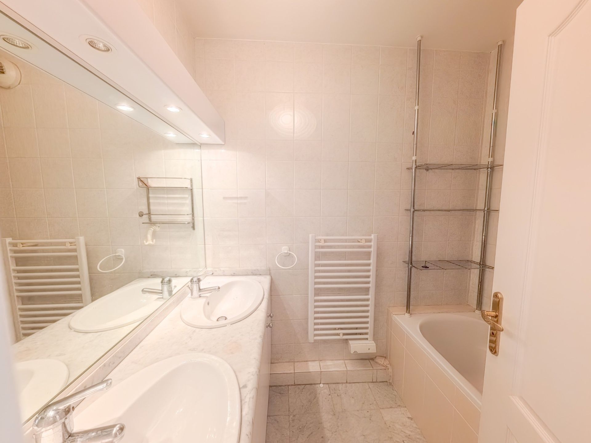 luxury apartment 4 Rooms for sale on AIX EN PROVENCE (13100)
