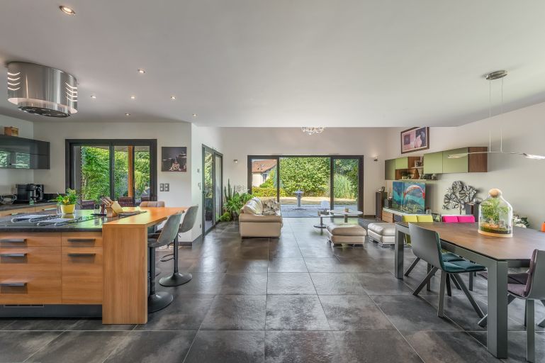 luxury house 5 Rooms for sale on MAXILLY SUR LEMAN (74500)