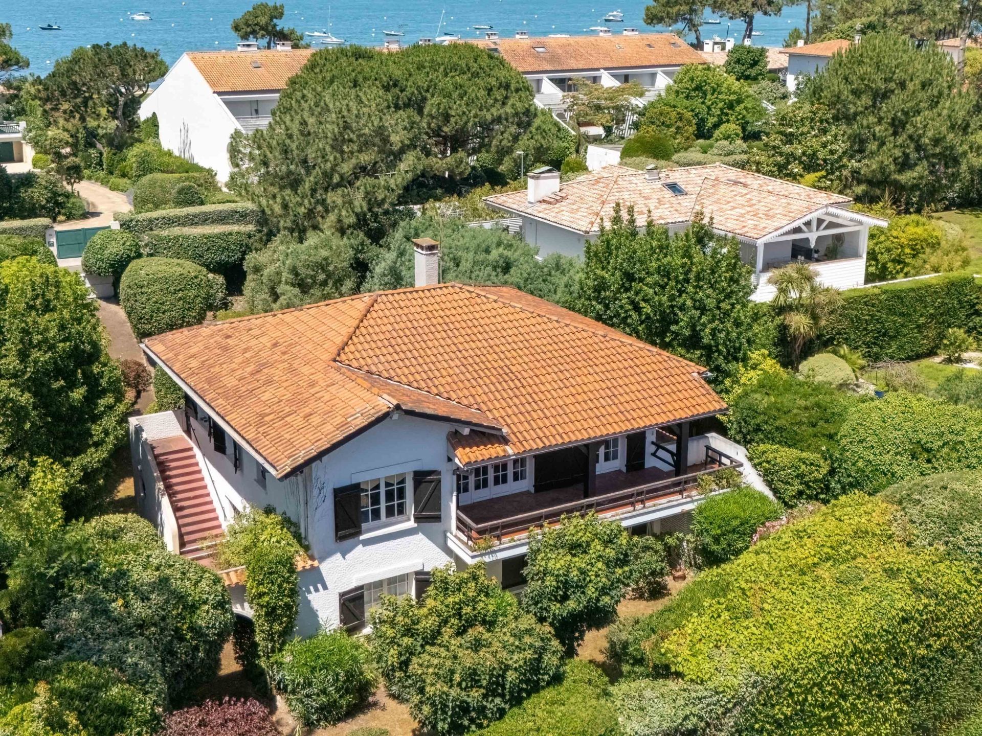 luxury house 8 Rooms for sale on PYLA SUR MER (33115)