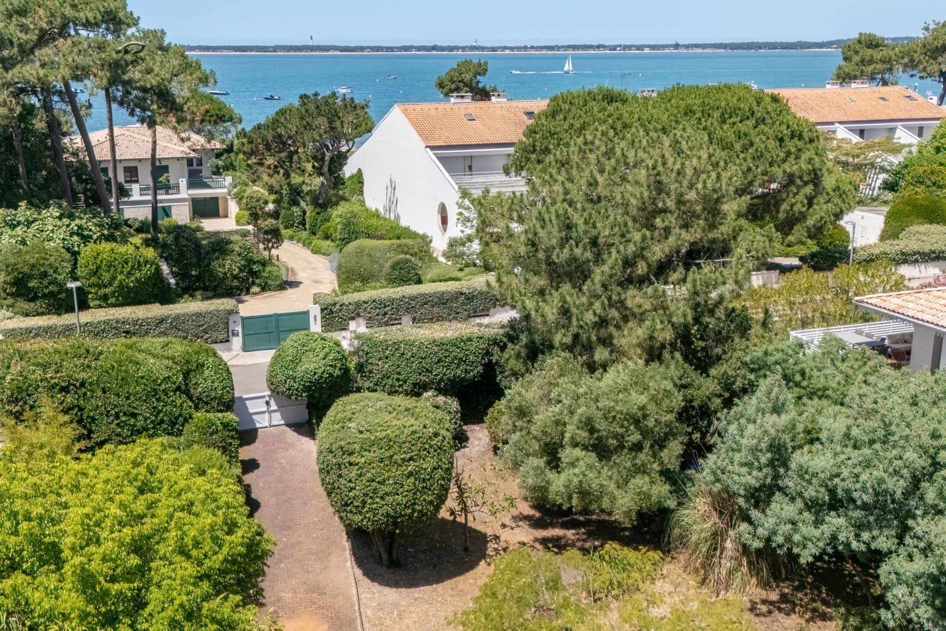luxury house 8 Rooms for sale on PYLA SUR MER (33115)