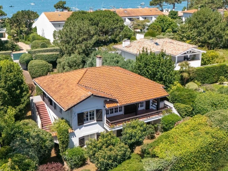 luxury house 8 Rooms for sale on PYLA SUR MER (33115)