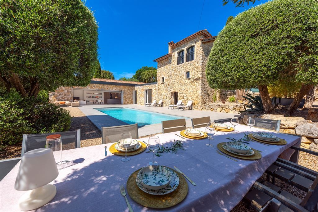 luxury provencale house 8 Rooms for sale on LE TIGNET (06530)
