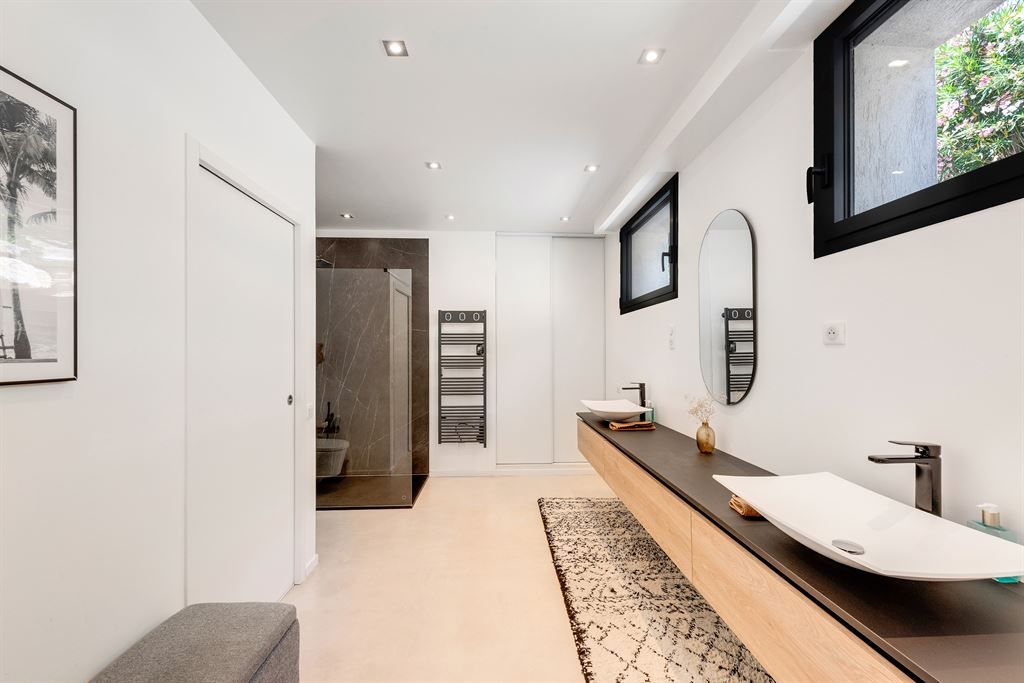 luxury provencale house 8 Rooms for sale on LE TIGNET (06530)