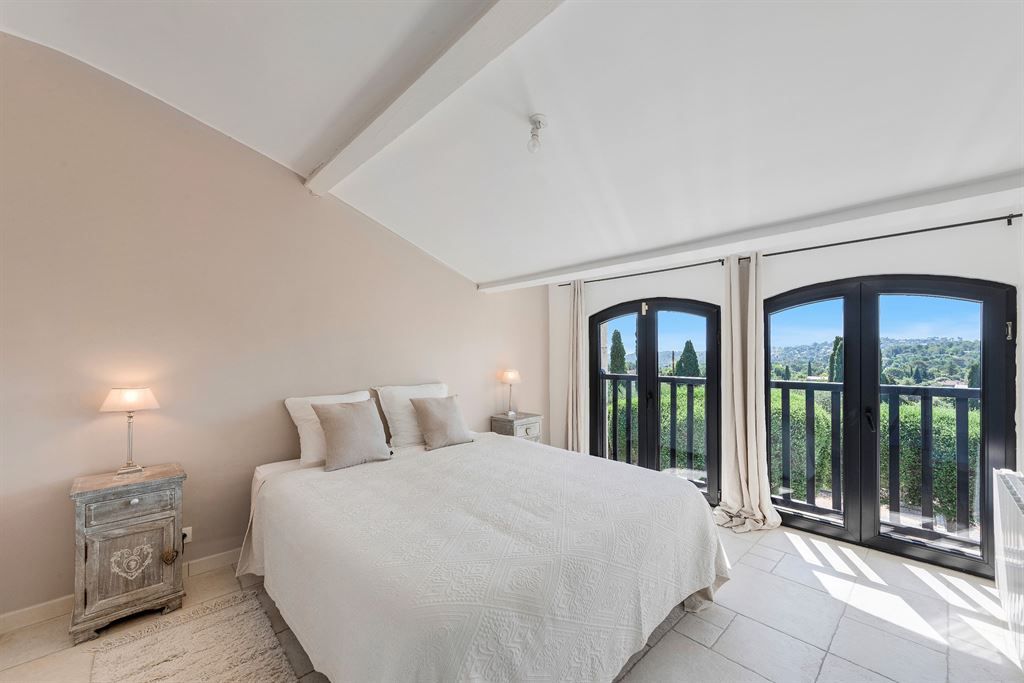 luxury provencale house 8 Rooms for sale on LE TIGNET (06530)