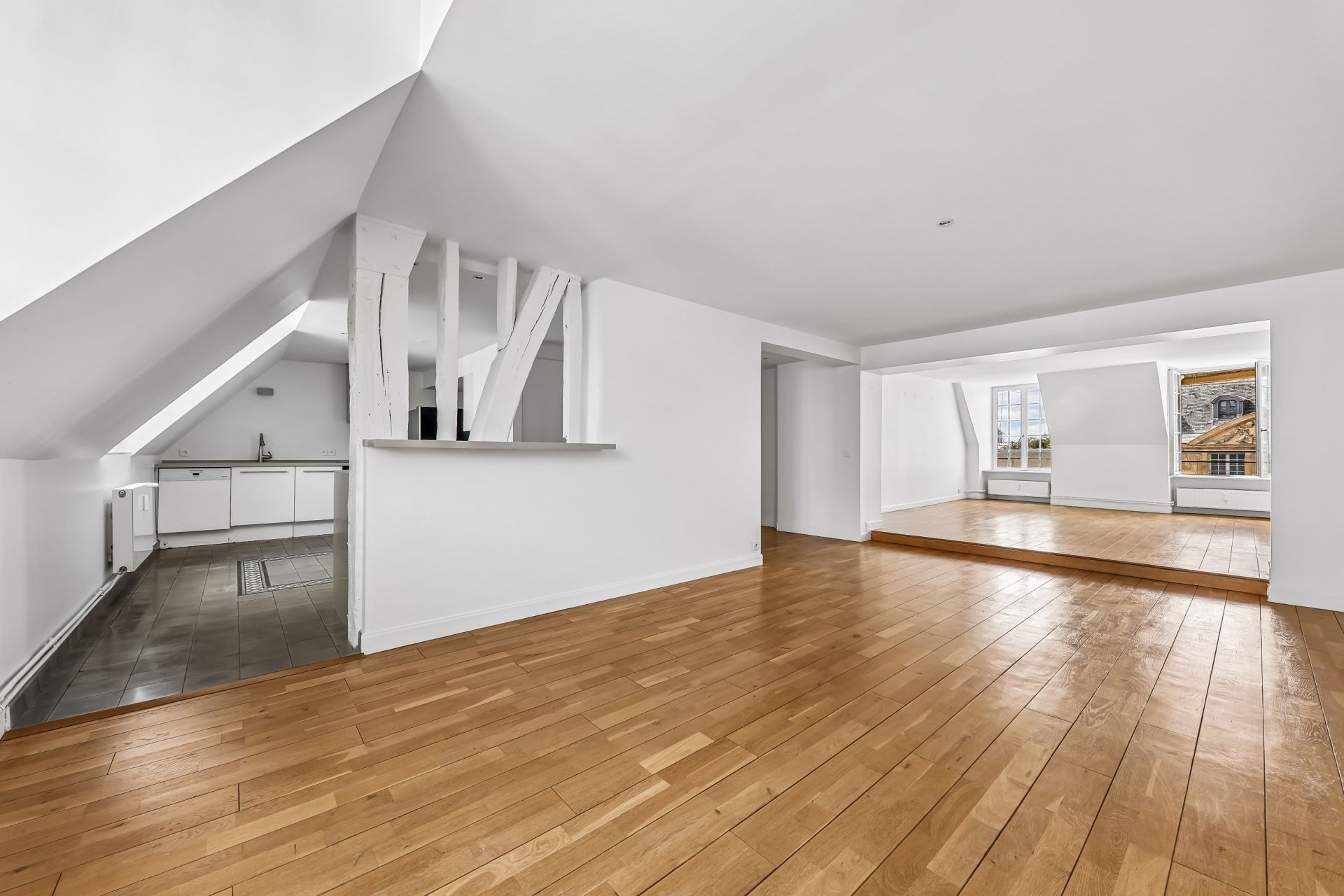 luxury apartment 5 Rooms for sale on PARIS (75003)