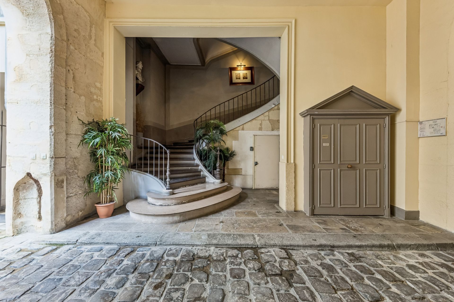 luxury apartment 5 Rooms for sale on PARIS (75003)