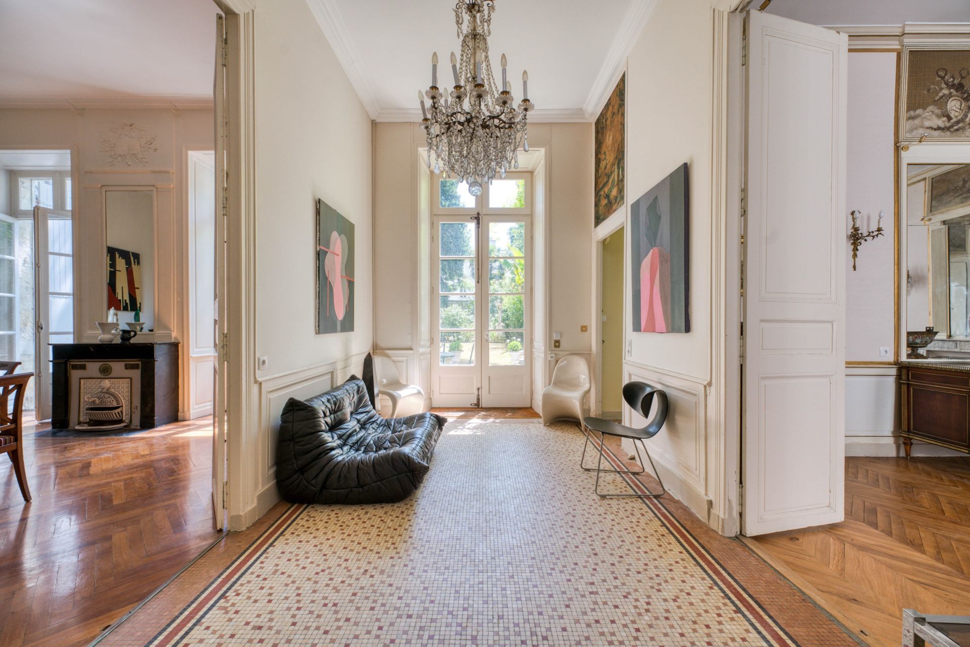 luxury apartment 8 Rooms for sale on LA ROCHELLE (17000)