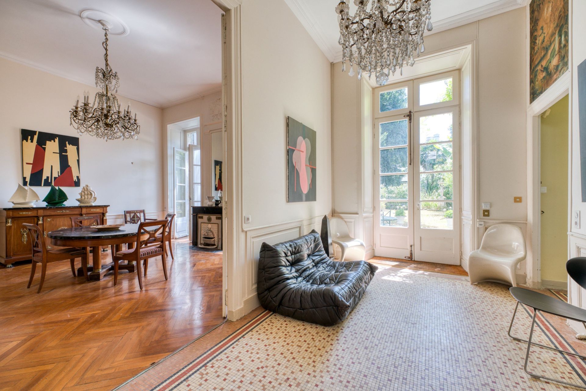 luxury apartment 8 Rooms for sale on LA ROCHELLE (17000)